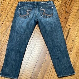 Rock & Republic sz 28 Cropped Low-Rise Jeans back pocket embroidery; distressing